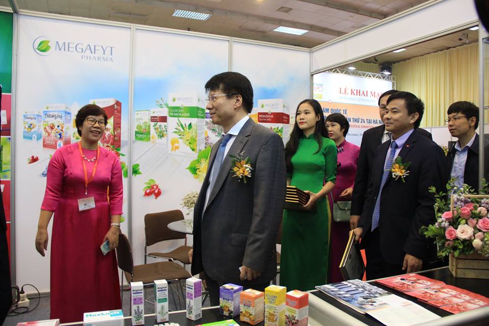 Thứ trưởng Trương Quốc Cường cùng các đại biểu thăm quan các gian hàng tại triển lãm