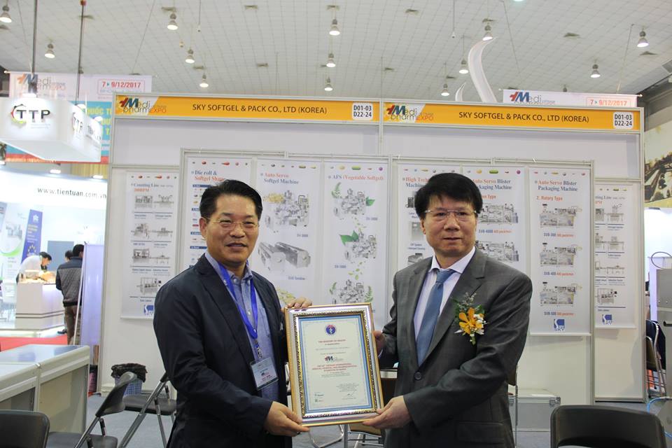 TS. Trương Quốc Cường Thứ trưởng Bộ Y tế trao giấy chứng nhận cho các đơn vị tham gia triển lãm